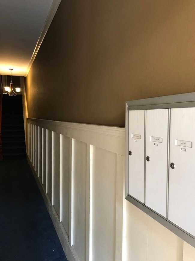 Building Photo - 629 Catharine St