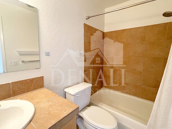 Building Photo - 3750 N Country Club Rd