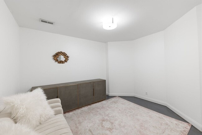 Building Photo - Luxury Furnished Home