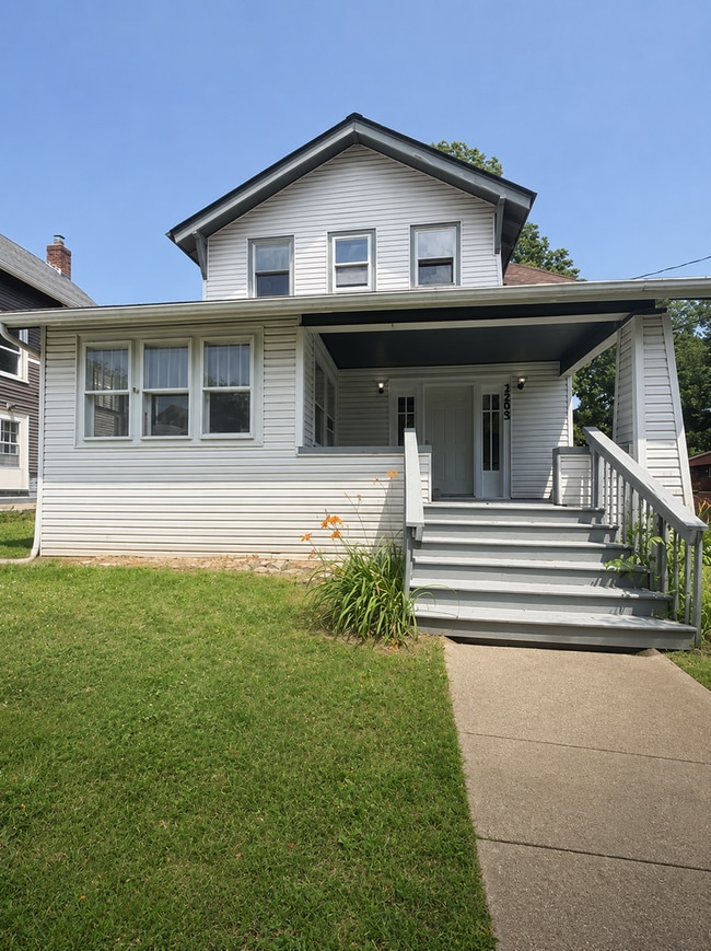 Building Photo - Spacious Akron Single-Family Home with Front Porch, Dining Room, Fireplace & Backyard!