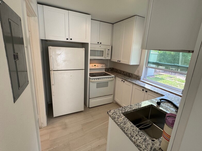 New kitchen cabinets and counter deep sink - 4610 McGregor Blvd