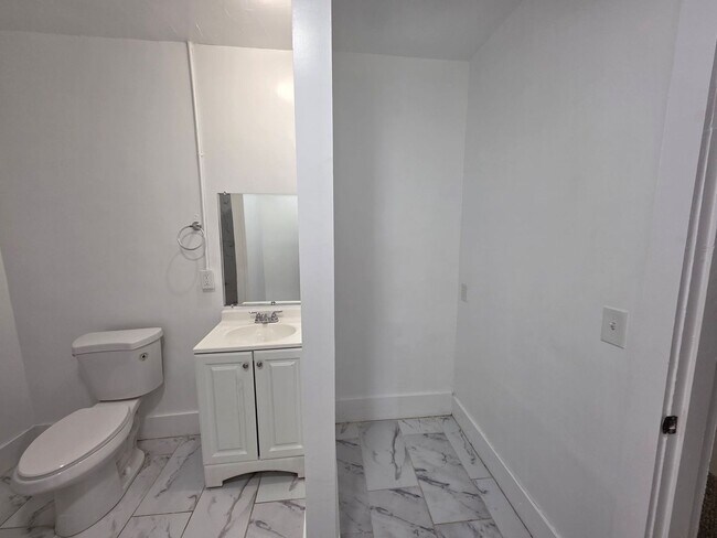 Building Photo - Modern 2-Bedroom Upper-Level Gem