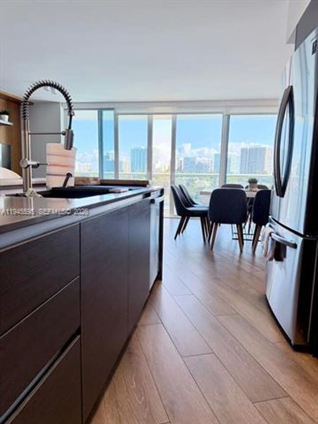 Building Photo - 9821 E Bay Harbor Dr