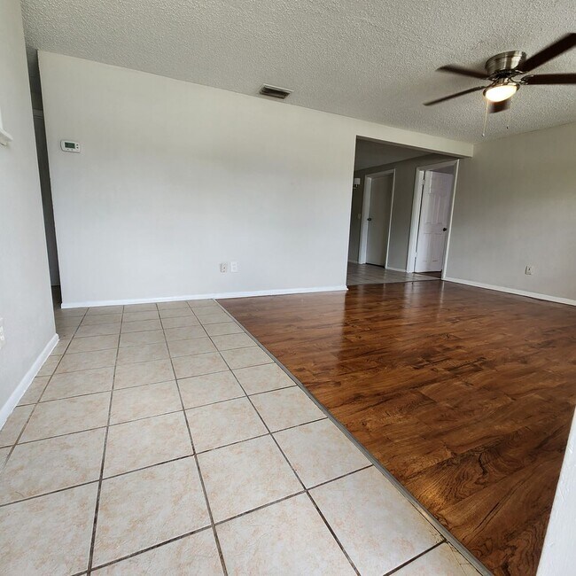 Building Photo - 3/2 Corner Lot Home