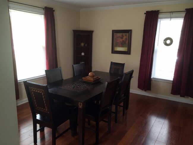 Building Photo - Updated 3bed / 3bath farmhouse.  Nice Location.