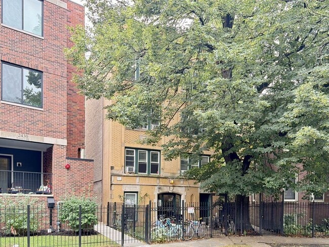 Building Photo - 2432 N Linden Pl