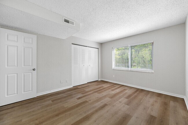 Building Photo - Newly Renovated 2 Bed-1 Bath Apartment wit...