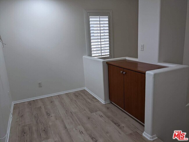 Building Photo - 720 S San Fernando Blvd
