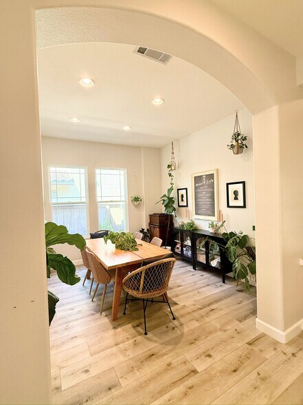 Building Photo - 3230 Rancho Milagro