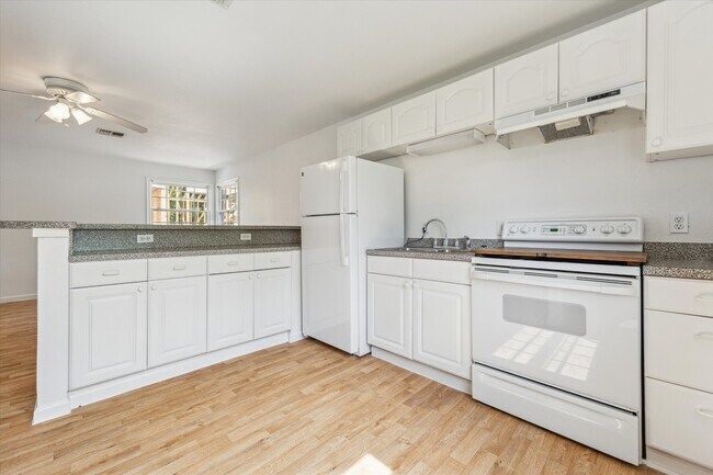 Building Photo - 208 E 12th St