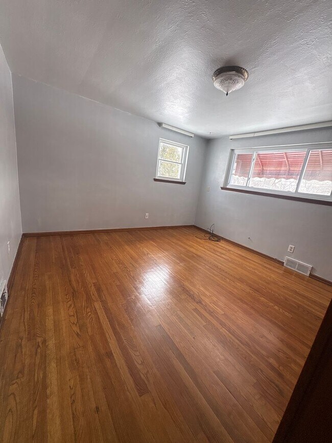 Building Photo - Renovated large home located in Beachwood