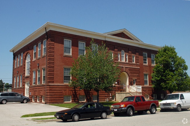 Building Photo - Shelly School Apartments
