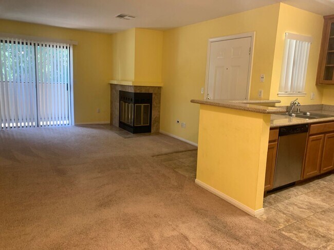 Building Photo - Beautiful upstairs condo with Washer and D...