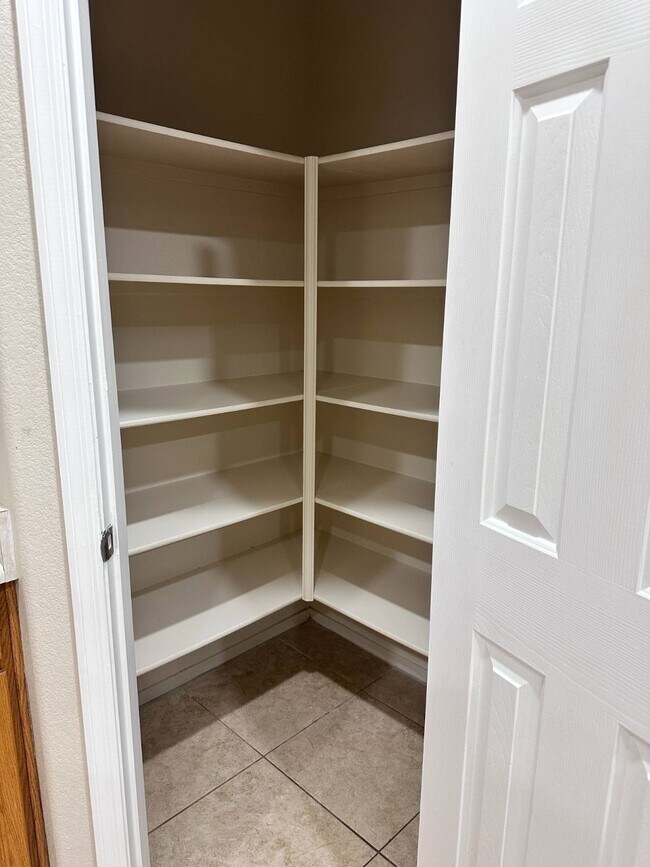 Building Photo - 2820 Dowitcher Ave