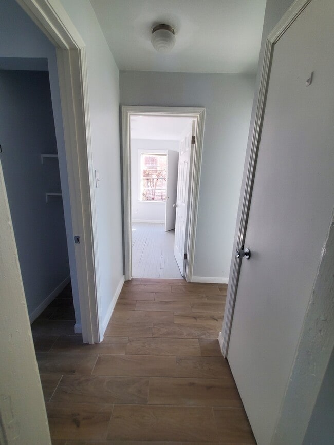 Building Photo - 814 Louise St