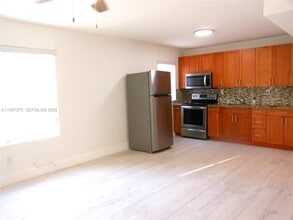 Building Photo - 221 SW 9th Ave