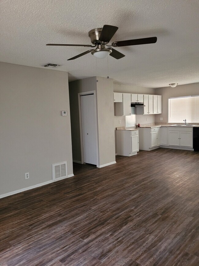 Building Photo - 7006 Glen Grove San Antonio TX 78239