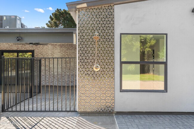 Building Photo - 2502 E Whitton Ave