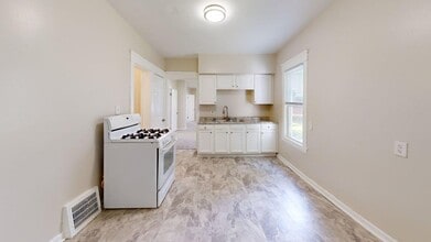 Building Photo - 3-Bedroom / 1.5 bath Single-Family Home