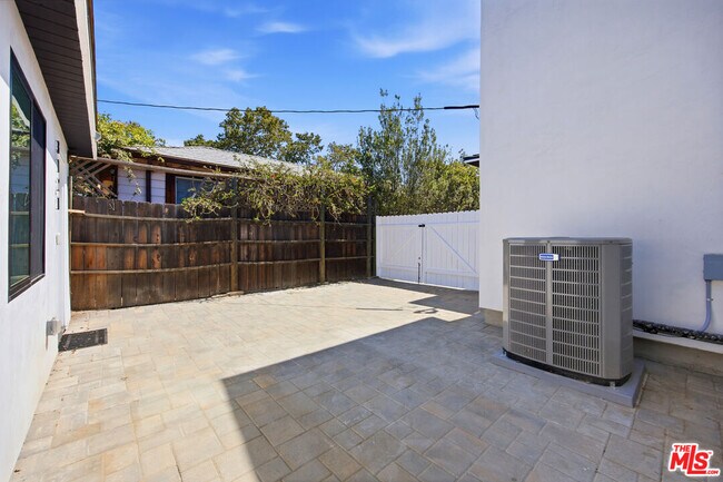 Building Photo - 3121 Oakhurst Ave