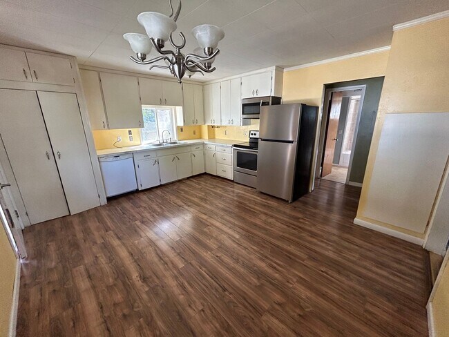 Building Photo - Charming 4 bed/1.5 bath home for rent