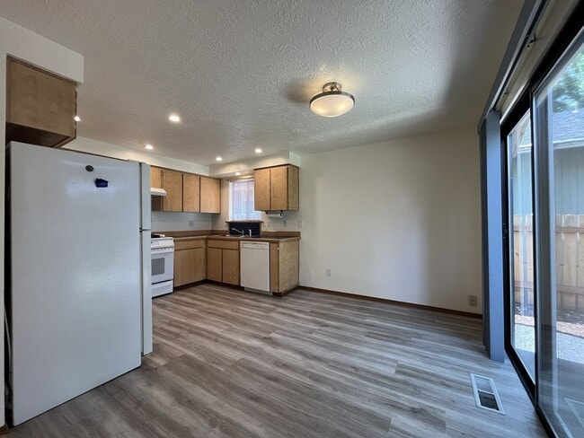 Building Photo - 4825 SW Marigold St