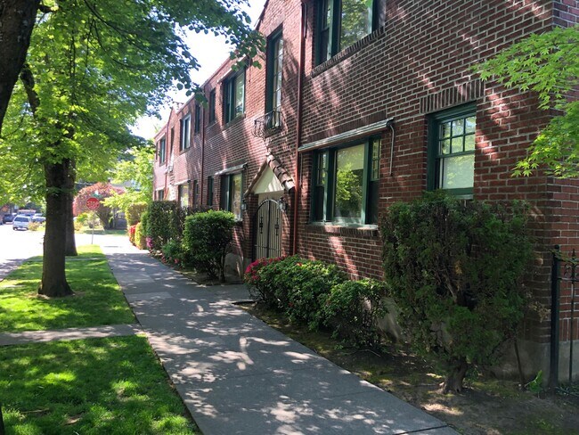 Building Photo - 3005 SE Morrison St