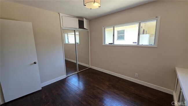 Building Photo - 6034 S Kings Rd