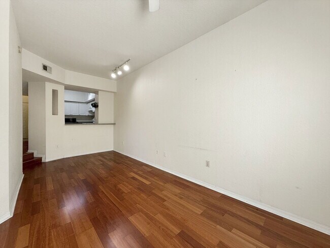 Building Photo - 402 S Armenia Ave