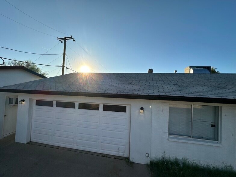 Building Photo - 4847 E Cambridge Ave