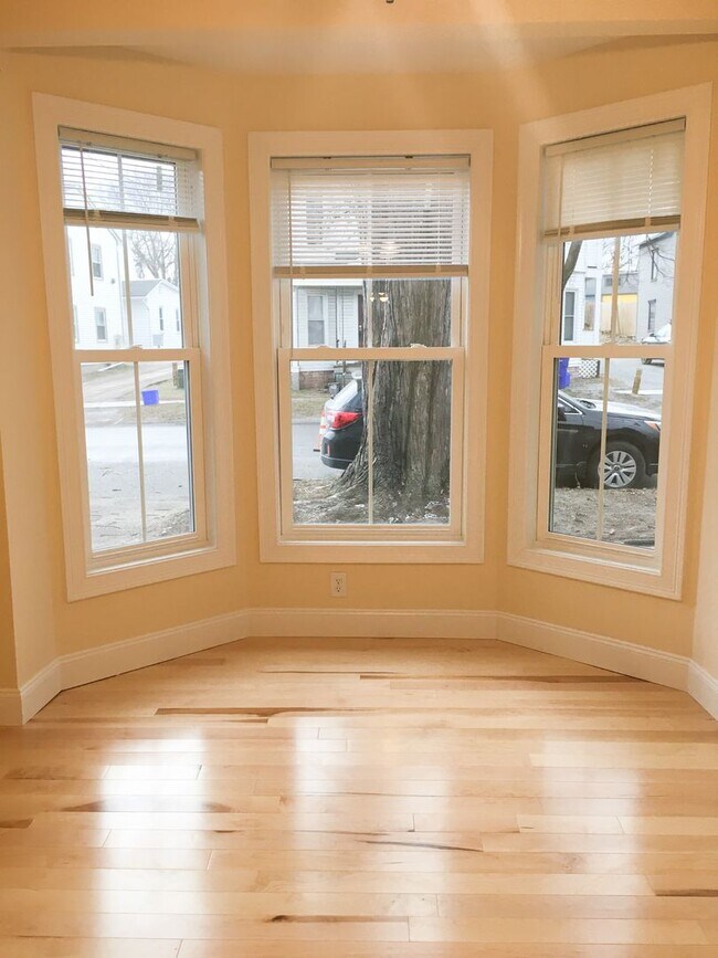 Building Photo - 33 Intervale Ave