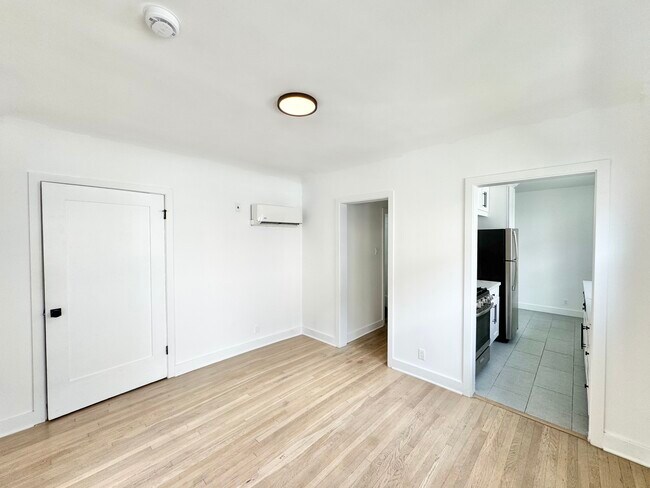Building Photo - 338 N Kingsley Dr