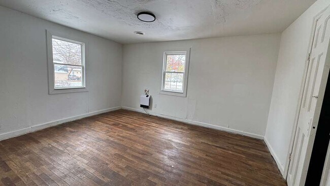 Building Photo - 519 W 2nd St