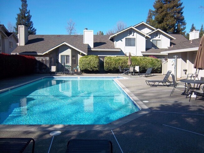 Building Photo - This amazing 2/3 with Den condo won't last!