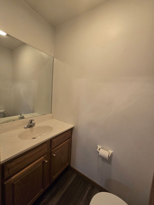 Building Photo - Large 3 Bedroom Townhouse in Burrell Schoo...