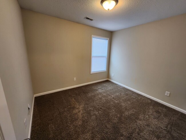 Building Photo - Beautiful newer home with everything on main level in Seaman Schools