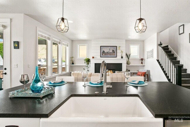 Building Photo - Stunning Modern Home Near NE Foothills | Mountain Views | Designer Finishes