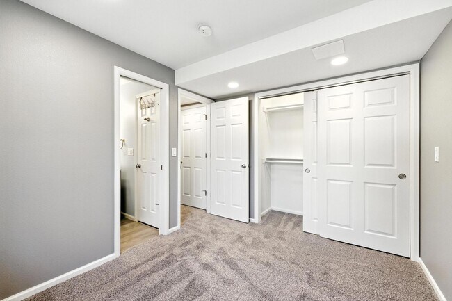 Building Photo - Beautiful, Well-Maintained 4 Bed/4 Bath Ho...
