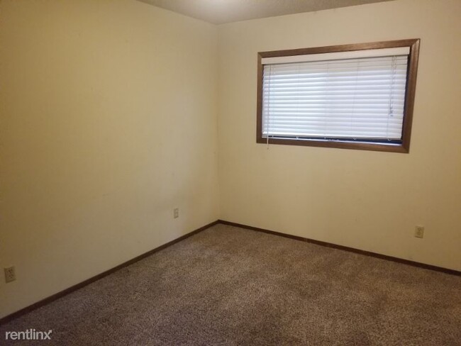Building Photo - 2 br, 2 bath Condo - 2421 Yellowstone #2202
