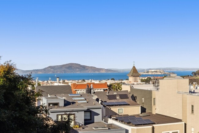 Building Photo - 2470 Broadway