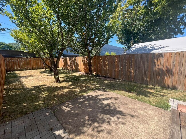 Building Photo - Charming SE Portland Home in a Central, Accessible Location