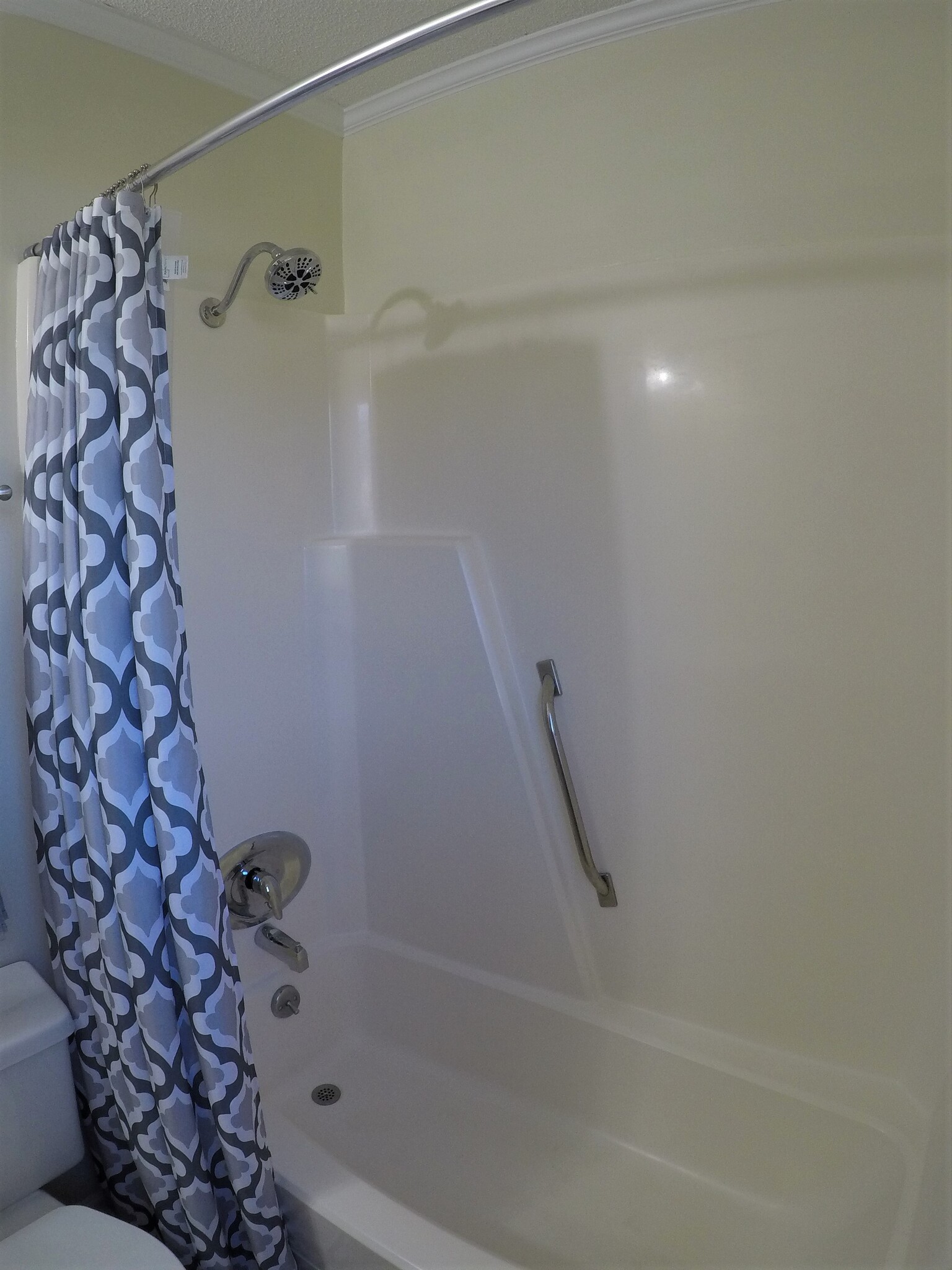 Master bath shower/tub combo with high mount shower nozzle - 17 Racquet Club Rd