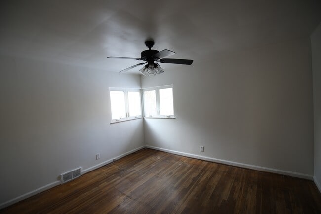 Building Photo - 3191 E Broad St