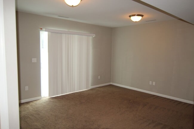 Building Photo - 4 bed/3 bath Split-foyer. Great Location!