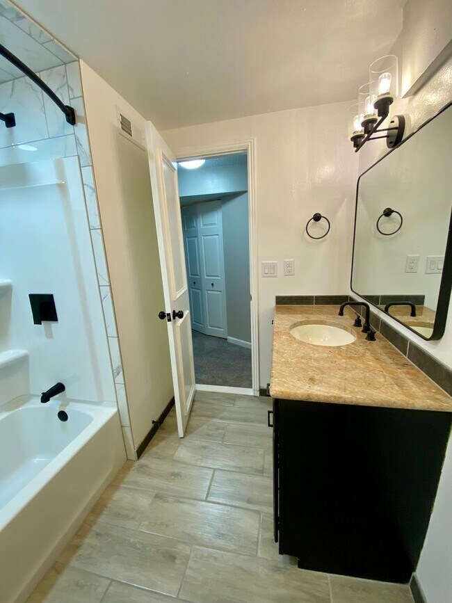 Building Photo - Beautifully Maintained Central 4 Bedroom. ...