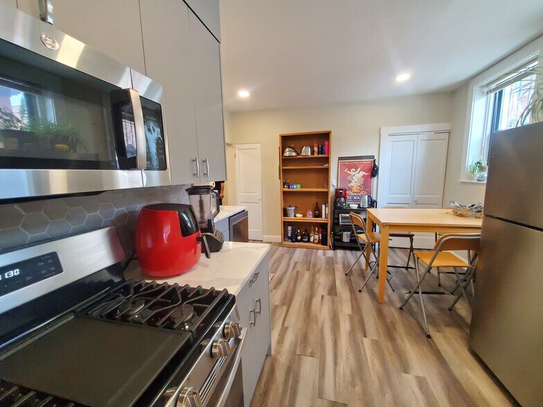 Building Photo - 1914 Beacon St