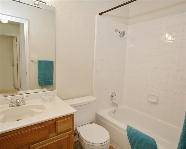 Building Photo - Charming 3 Bed 2 Bath Home in West Fort Worth