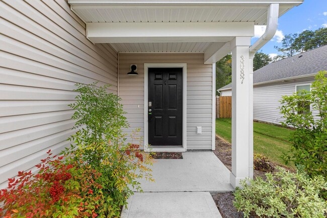 Building Photo - Welcome to your new home in the heart of L...