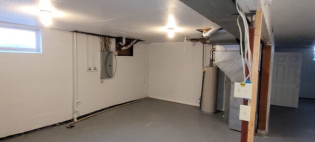 Building Photo - 2124 Maple Ave