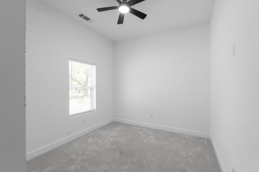 Building Photo - 101 Howell Dr SW